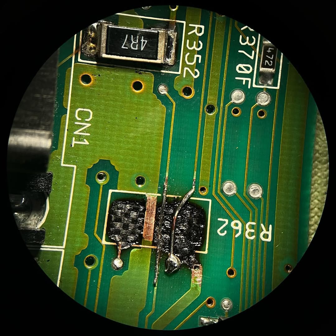 Lavoro di ripristino delle piste danneggiate su R362 dell'Amiga 600, con microfili saldati e isolamento